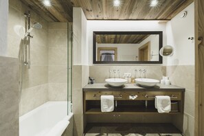 Suite, 2 chambres | Salle de bain | Douche cascade, articles de toilette griffés, séchoir à cheveux