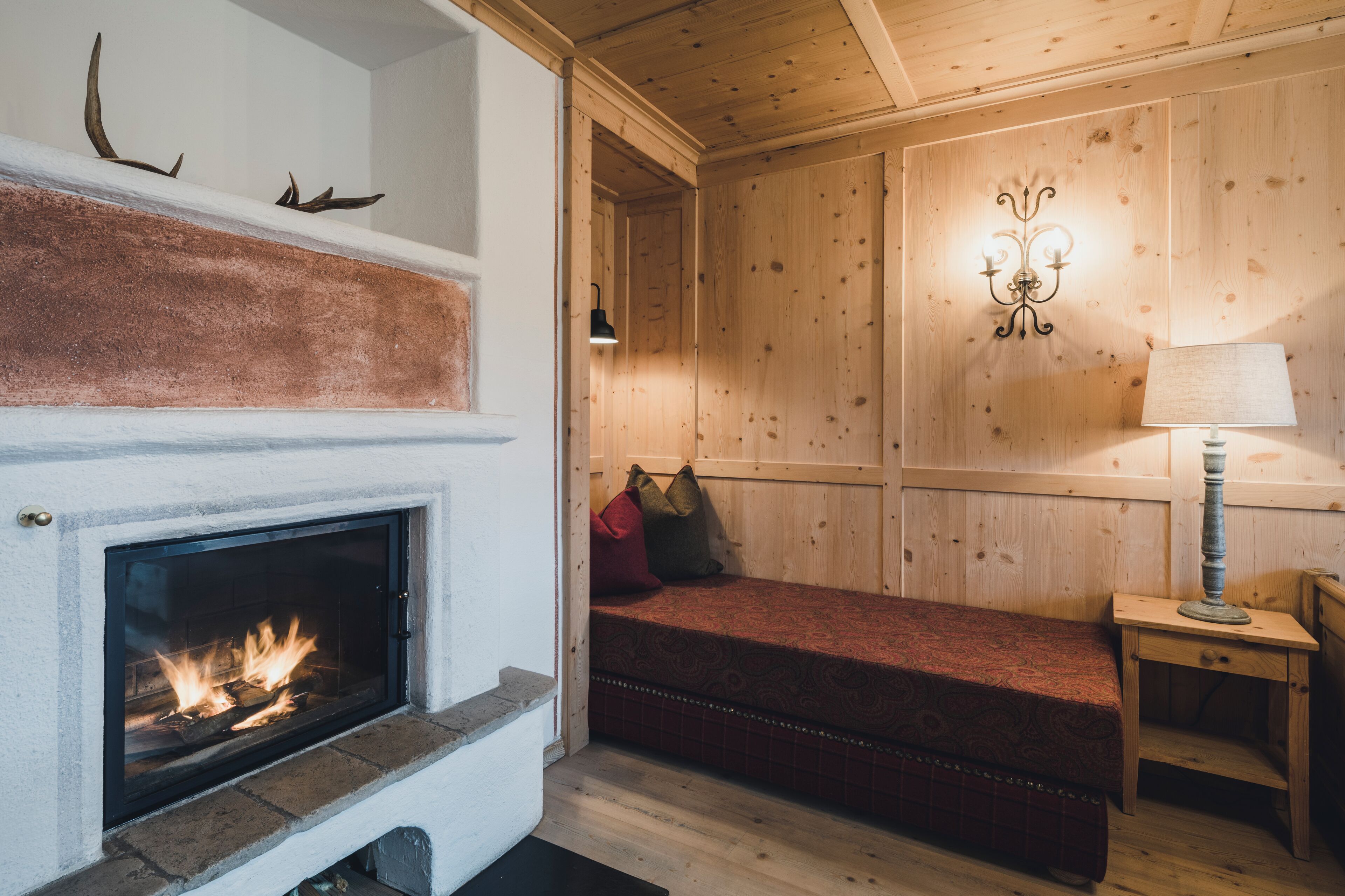 deluxe suite, fireplace, mountain view (balcony, bathtub) | living area | flat-screen tv