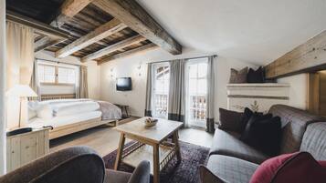 Familie suite, balkon, uitzicht op bergen | 1 slaapkamer, een minibar, een kluis op de kamer