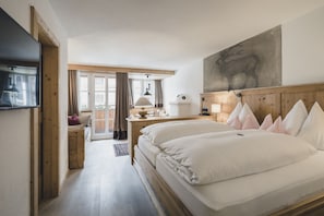 Junior Suite, Bathtub | Minibar, in-room safe, individually decorated, individually furnished - Himmlhof (Sankt Anton am Arlberg)