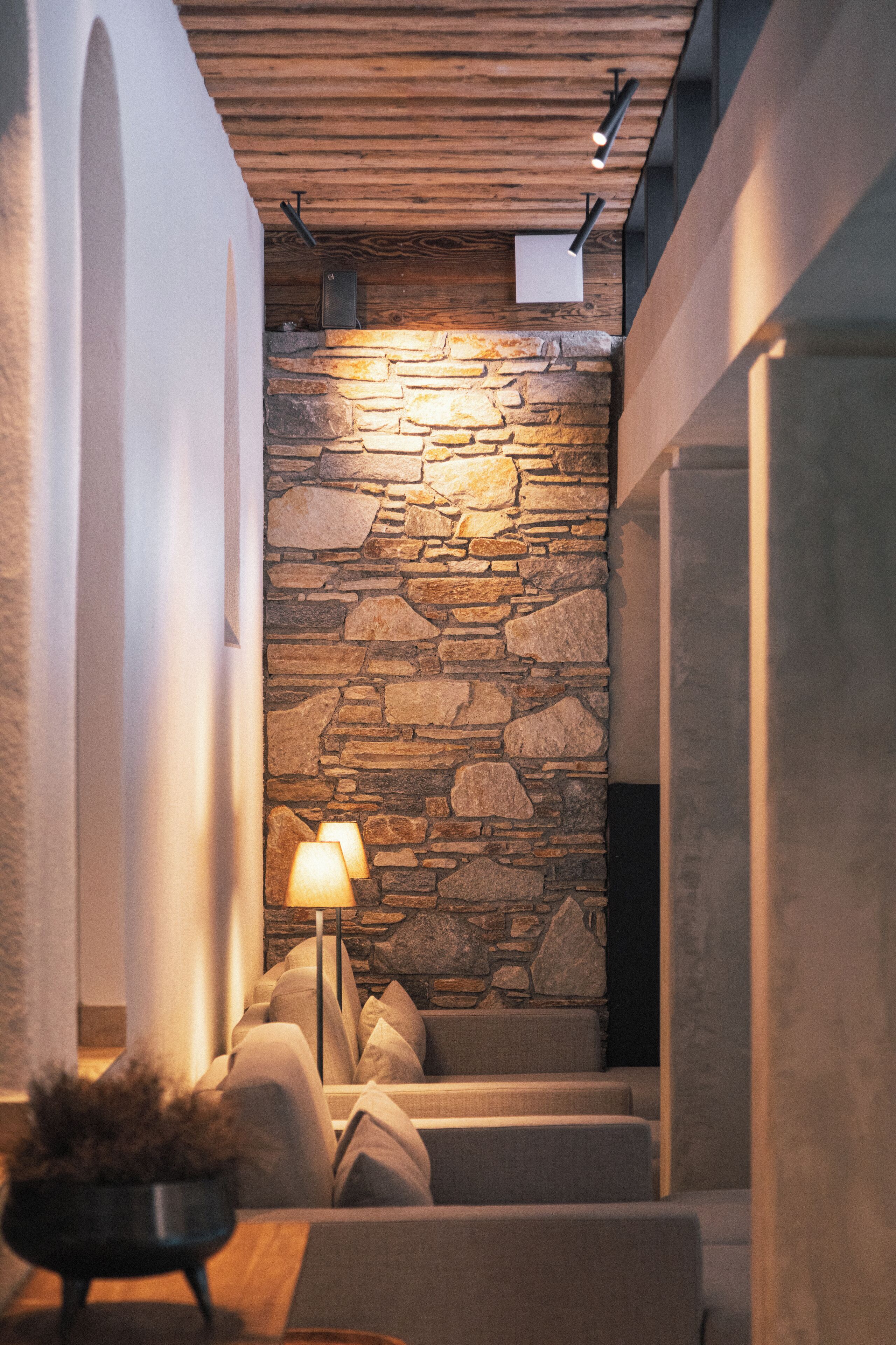 Piscine couverte, chaises longues