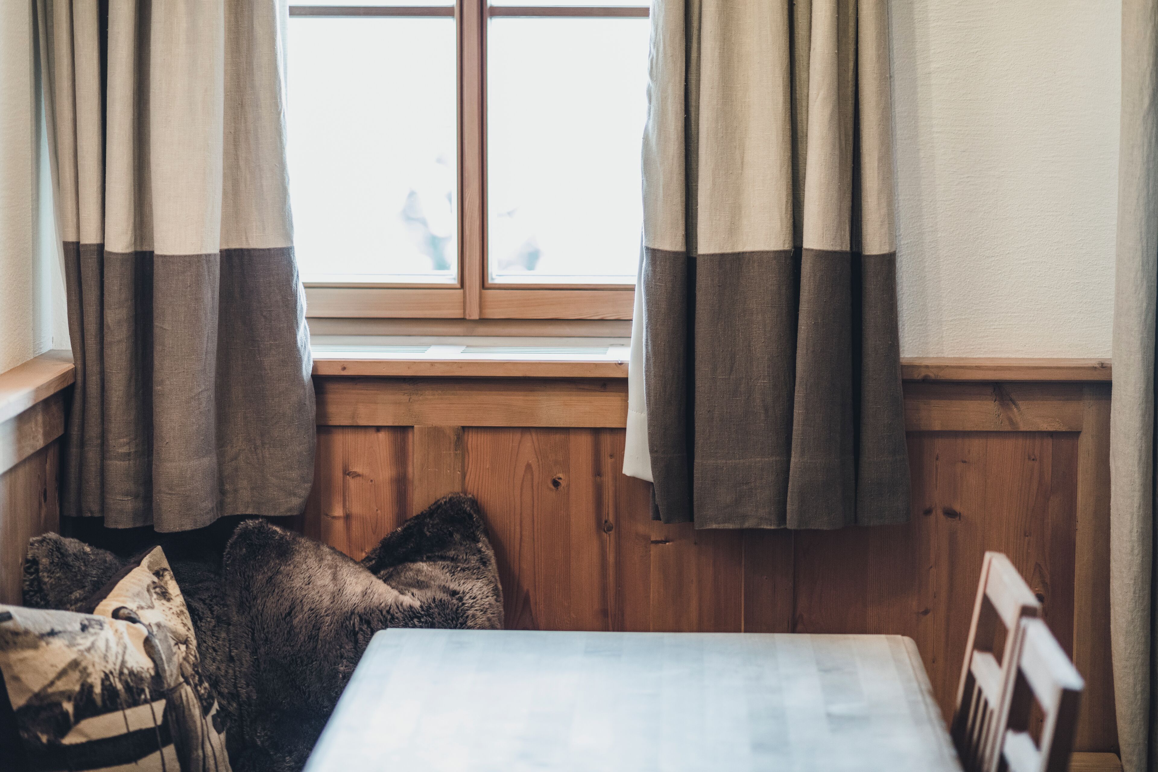 deluxe suite, fireplace, mountain view (balcony, bathtub) | living area | flat-screen tv