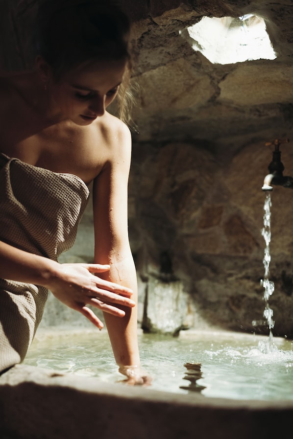 Una piscina techada, sillones reclinables de piscina