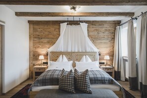 Minibar, caja de seguridad en la habitación y decoración personalizada 