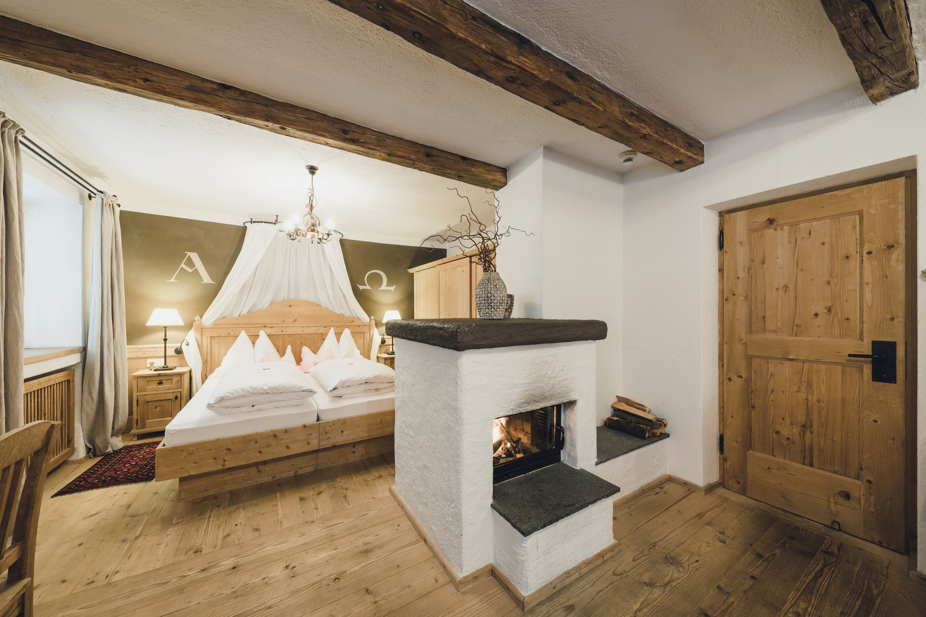 Deluxe kamer, open haard | Een minibar, een kluis op de kamer, individueel gedecoreerd