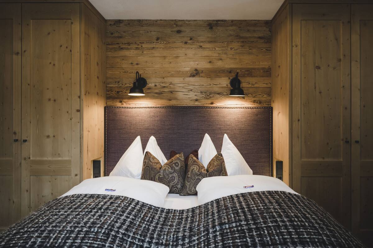 Minibar, in-room safe, blackout drapes, WiFi (free)