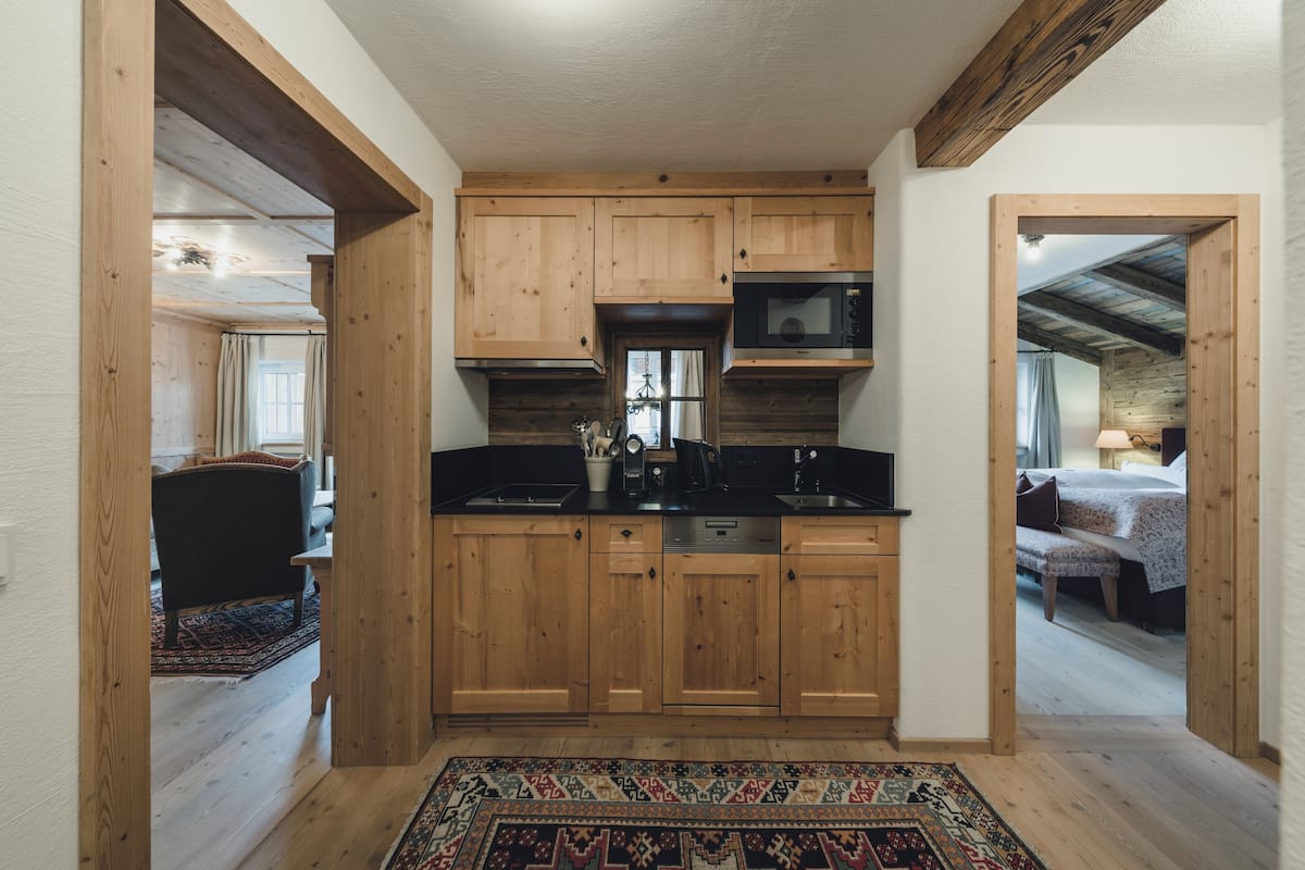 deluxe suite, fireplace, mountain view (balcony, bathtub) | private kitchen