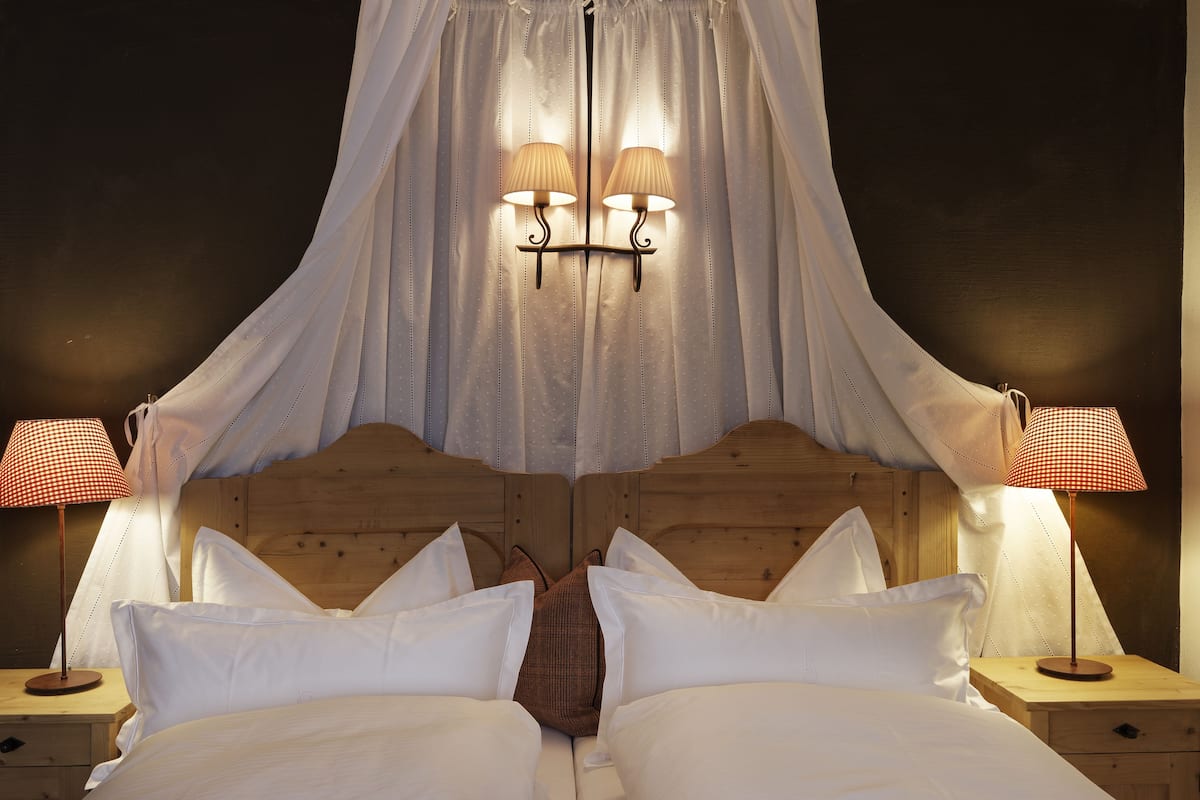 Suite Deluxe, cheminée, vue montagne (Balcony, Bathtub) | 1 chambre, minibar, coffres-forts dans les chambres