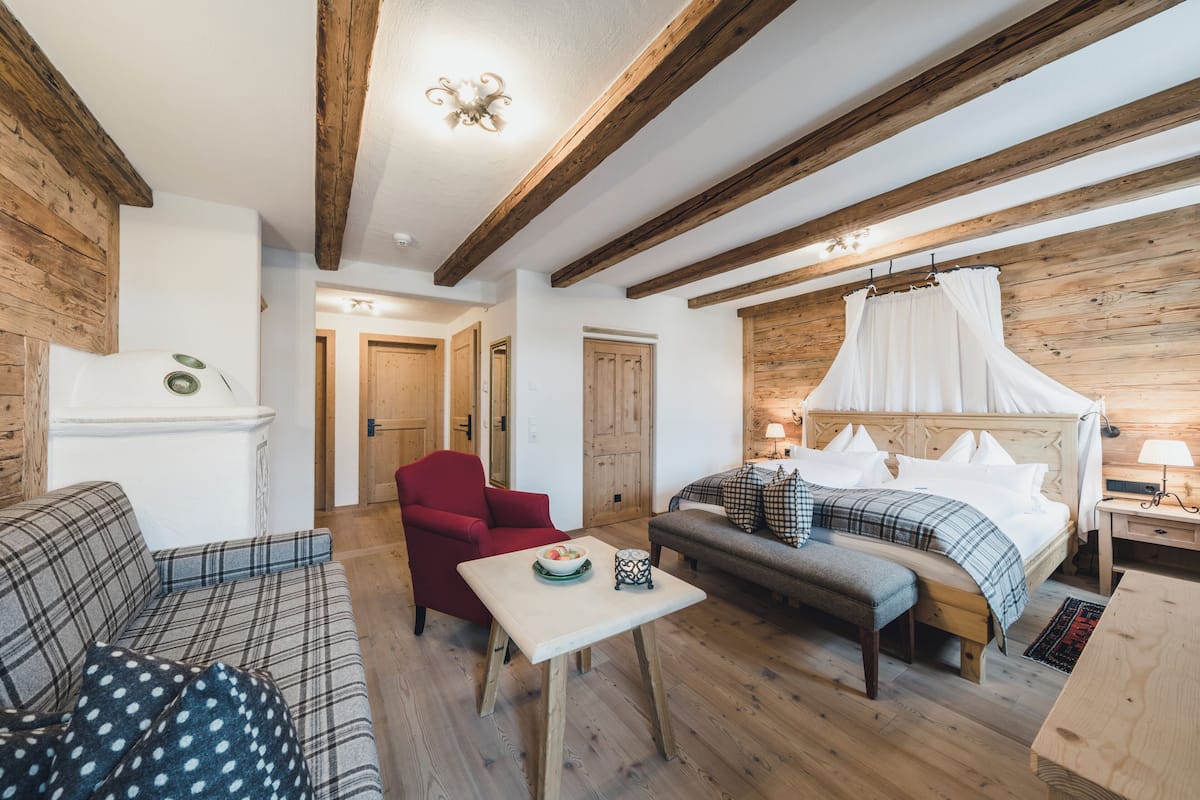 Suite Deluxe, cheminée, vue montagne (Balcony, Bathtub) | 1 chambre, minibar, coffres-forts dans les chambres