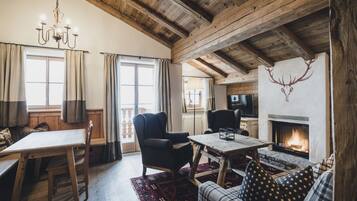 Deluxe Suite, Fireplace, Mountain View (Balcony, Bathtub) | Living room | Flat-screen TV