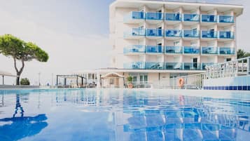 2 piscine all'aperto, ombrelloni da piscina, lettini