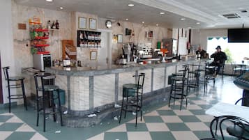 Daily continental breakfast (EUR 10.00 per person)