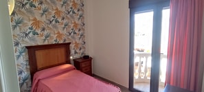 Single Room | Down comforters, individually furnished, desk, laptop workspace - Hotel El Doncel (Atarfe)