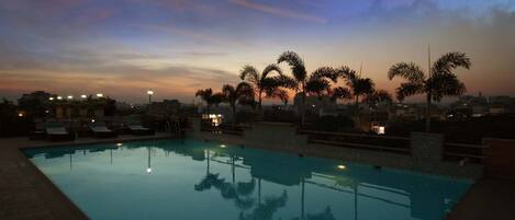 Alberca techada y alberca en la azotea