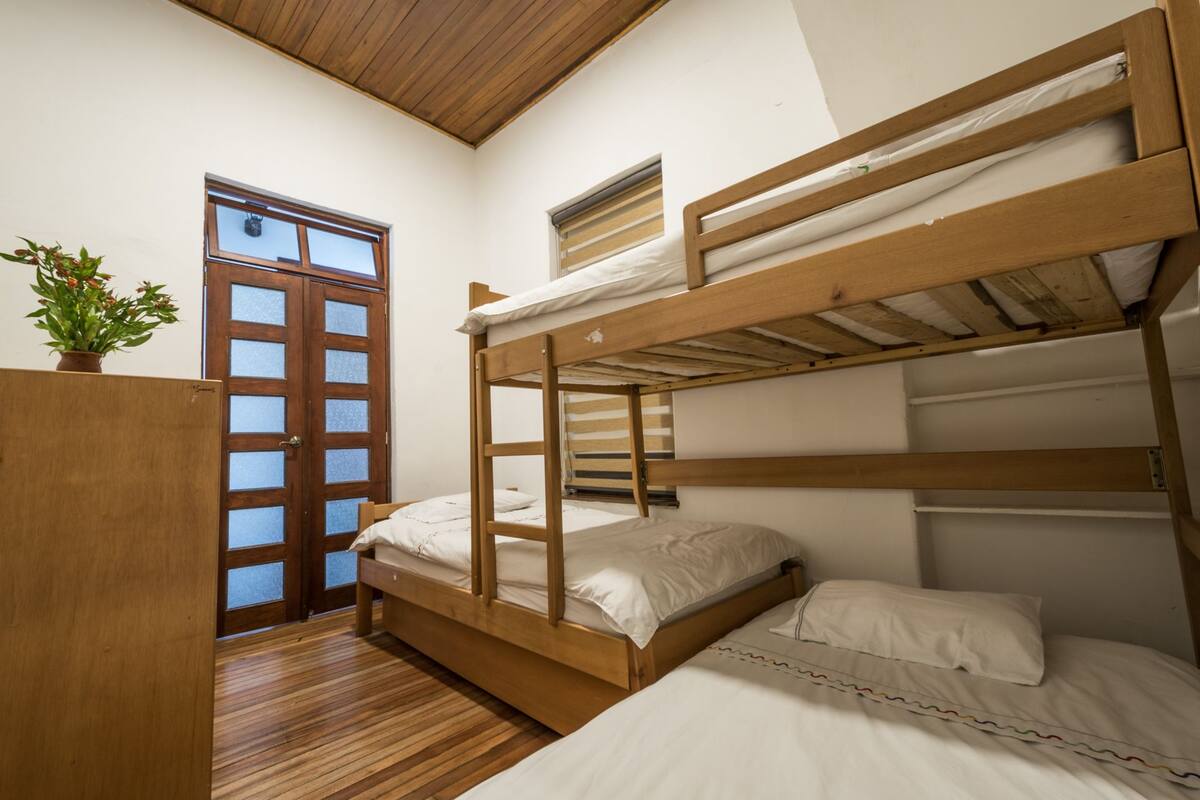 Chambre Triple Confort, 3 chambres, salle de bains commune | Literie de qualité supérieure, coffres-forts dans les chambres