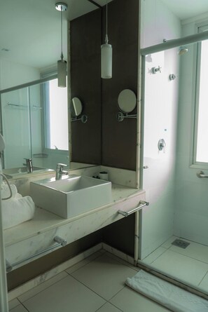 Shower, free toiletries, hair dryer, towels - San Diego Suítes Veredas Sete Lagoas (Sete Lagoas)