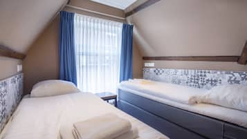 Twin Room | In-room safe, desk, free cribs/infant beds, free WiFi