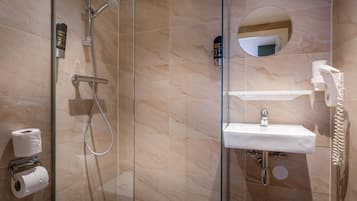 Ducha, artículos de higiene personal gratuitos y secador de pelo
