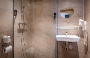 Bruser, gratis toiletartikler, hårtørrer, håndklæder
