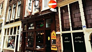A row of traditional brick buildings with a sign for 'Old Nick's Hotel' and a 'No Entry' sign. - Hotel Old Nickel (Amsterdam)