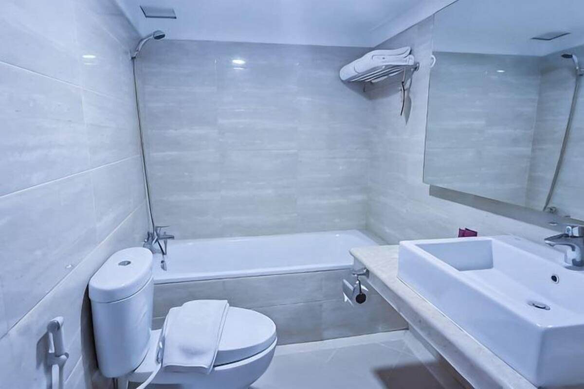 Un bagno moderno con il water, una vasca e un lavandino.