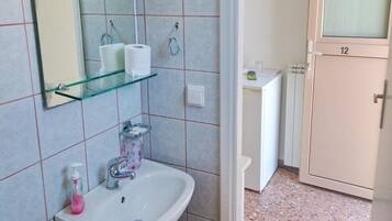 Dusche, Haartrockner, HandtĂŒcher