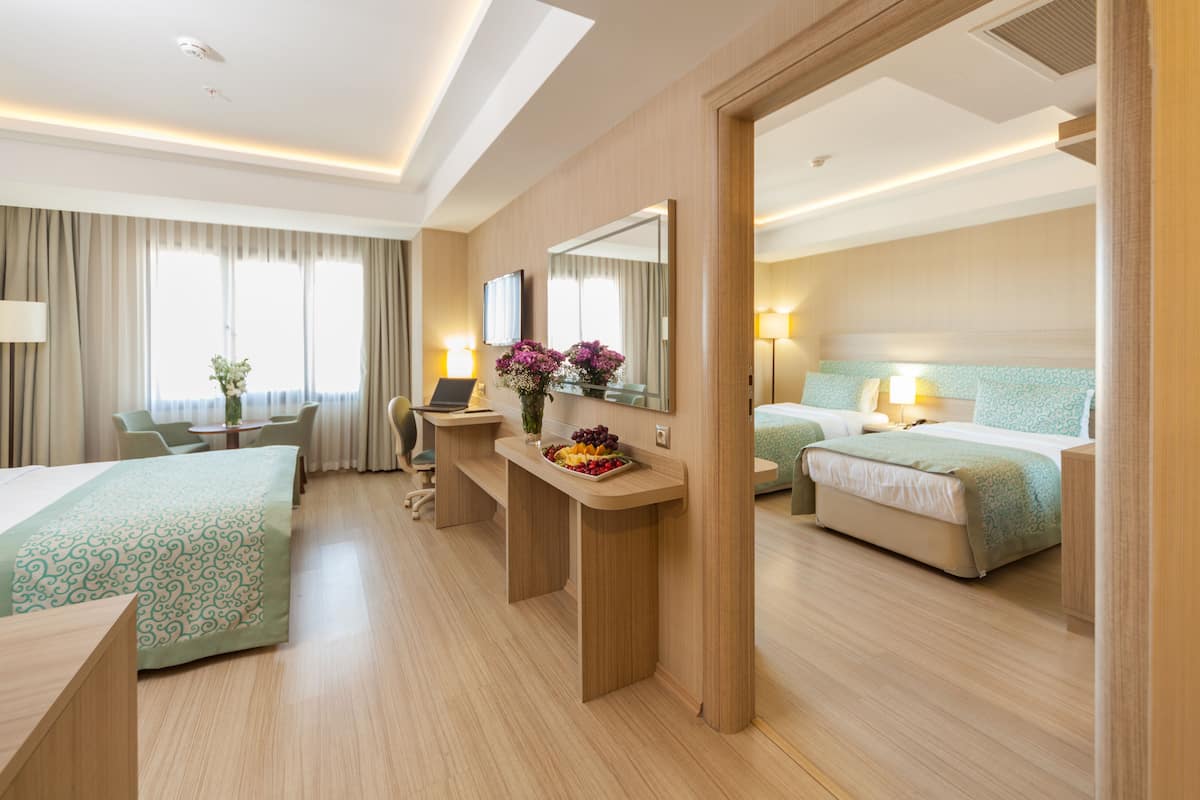 Habitación familiar | Ropa de cama de alta calidad y minibar