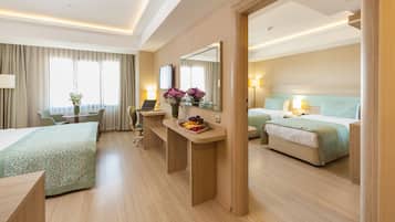 أغطية فراش متميزة وميني بار وخزنة داخل الغرفة ومكتب