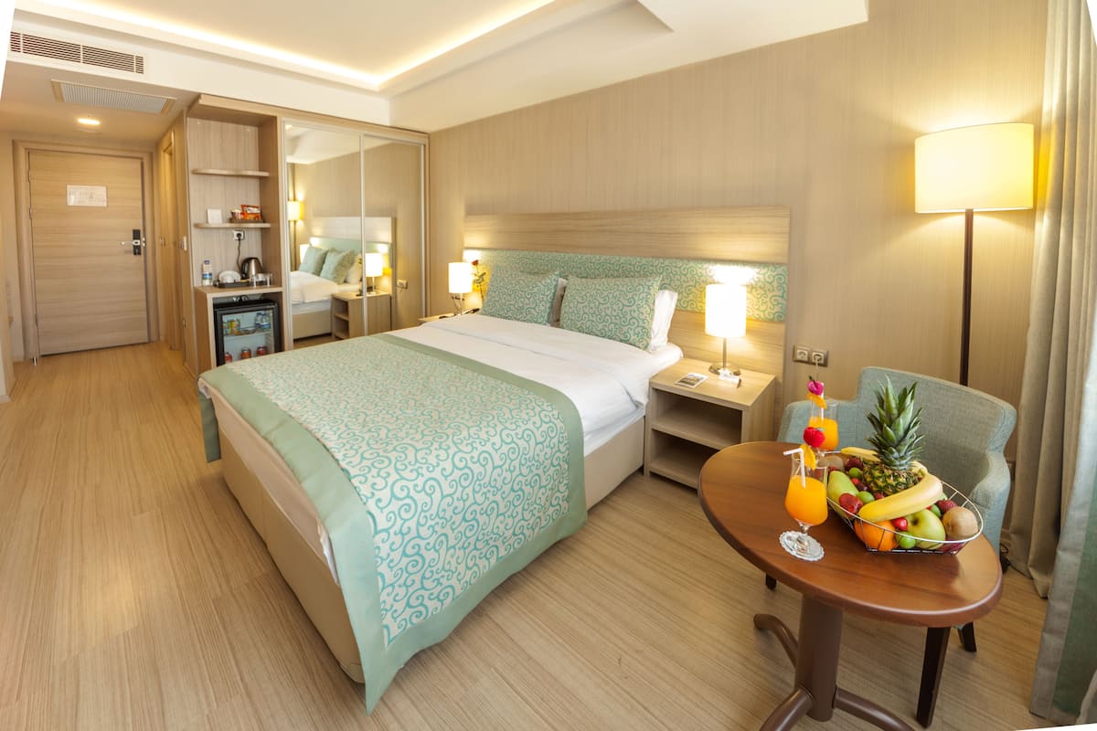 Deluxe Room | Premium bedding, minibar, in-room safe, desk
