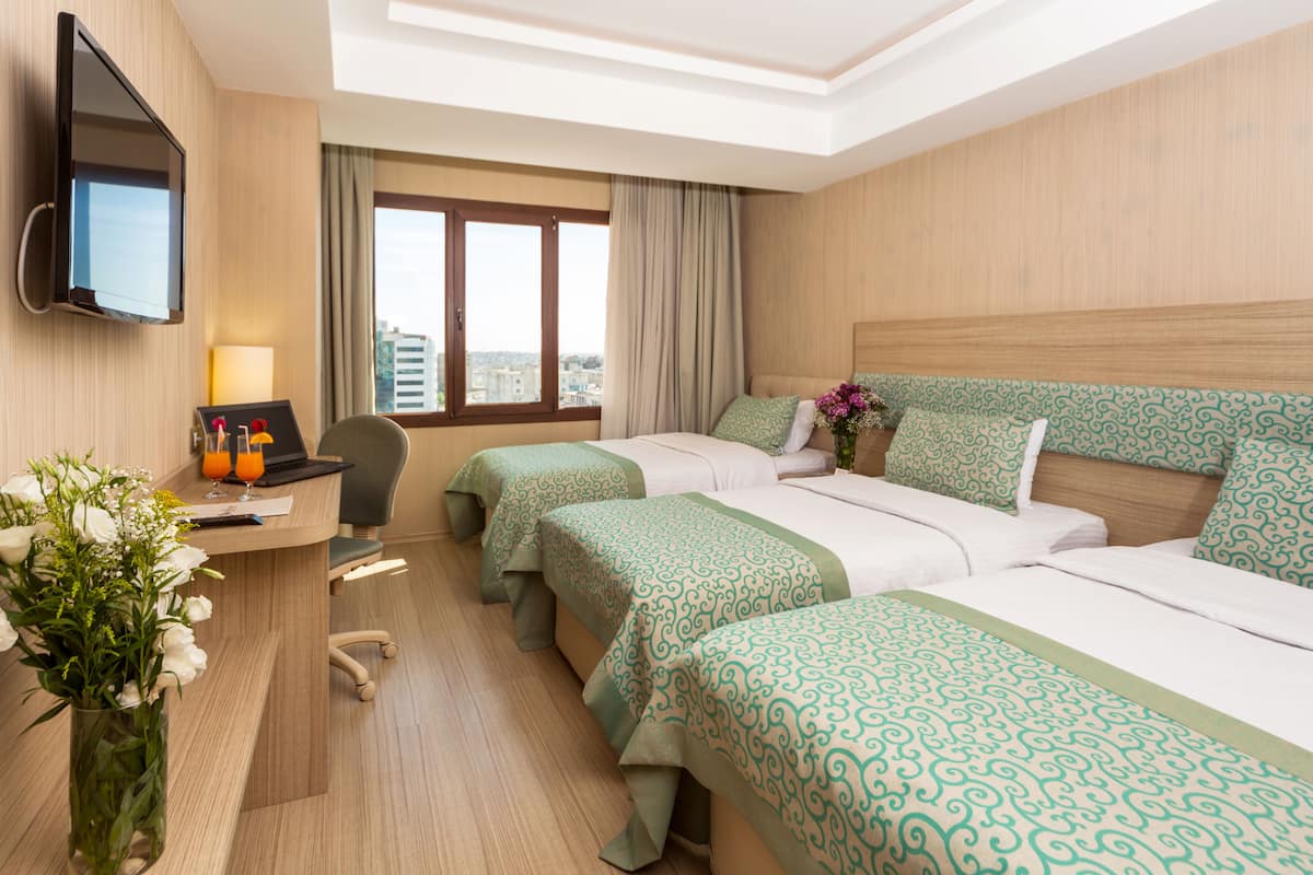 Habitación triple Deluxe | Ropa de cama de alta calidad y minibar
