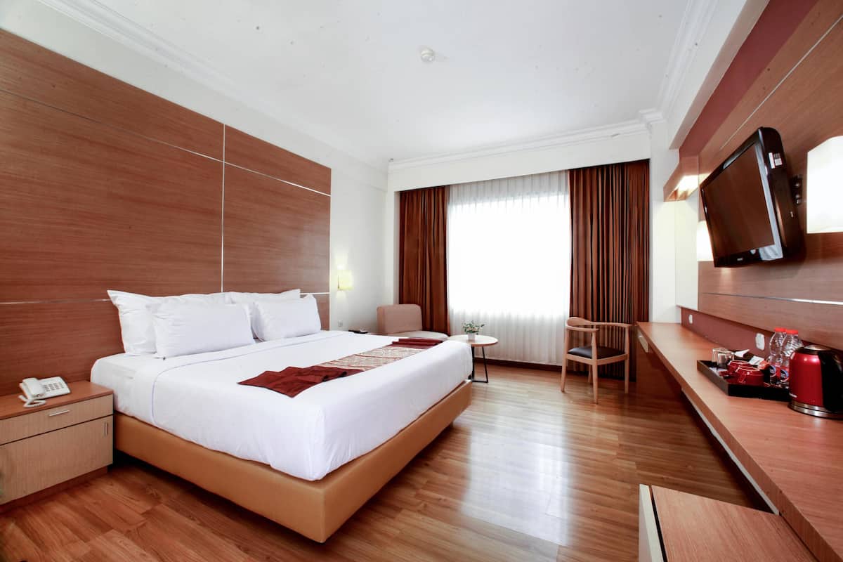 Premium bedding, minibar, in-room safe, desk