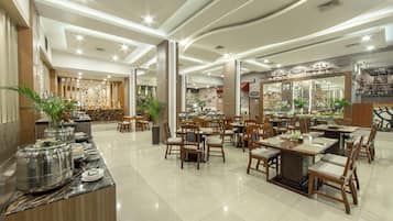 Dagelijks ontbijtbuffet (IDR 145000 per persoon)