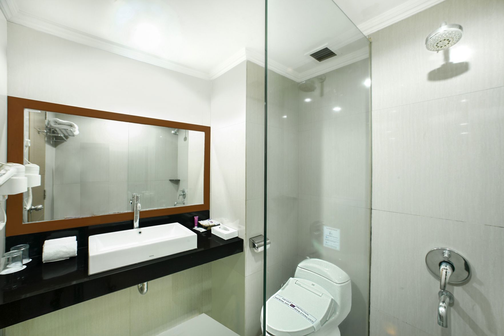 Artículos de tocador gratuitos, pantuflas, bidet, toallas