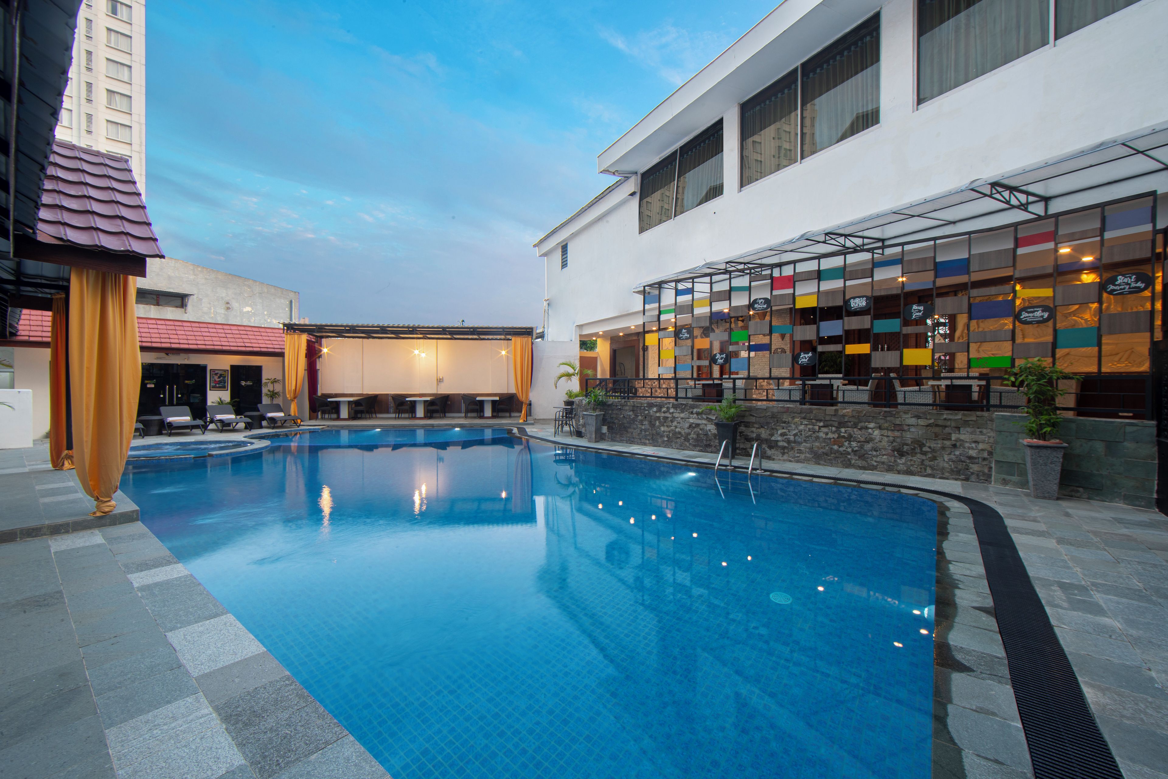 Una piscina al aire libre