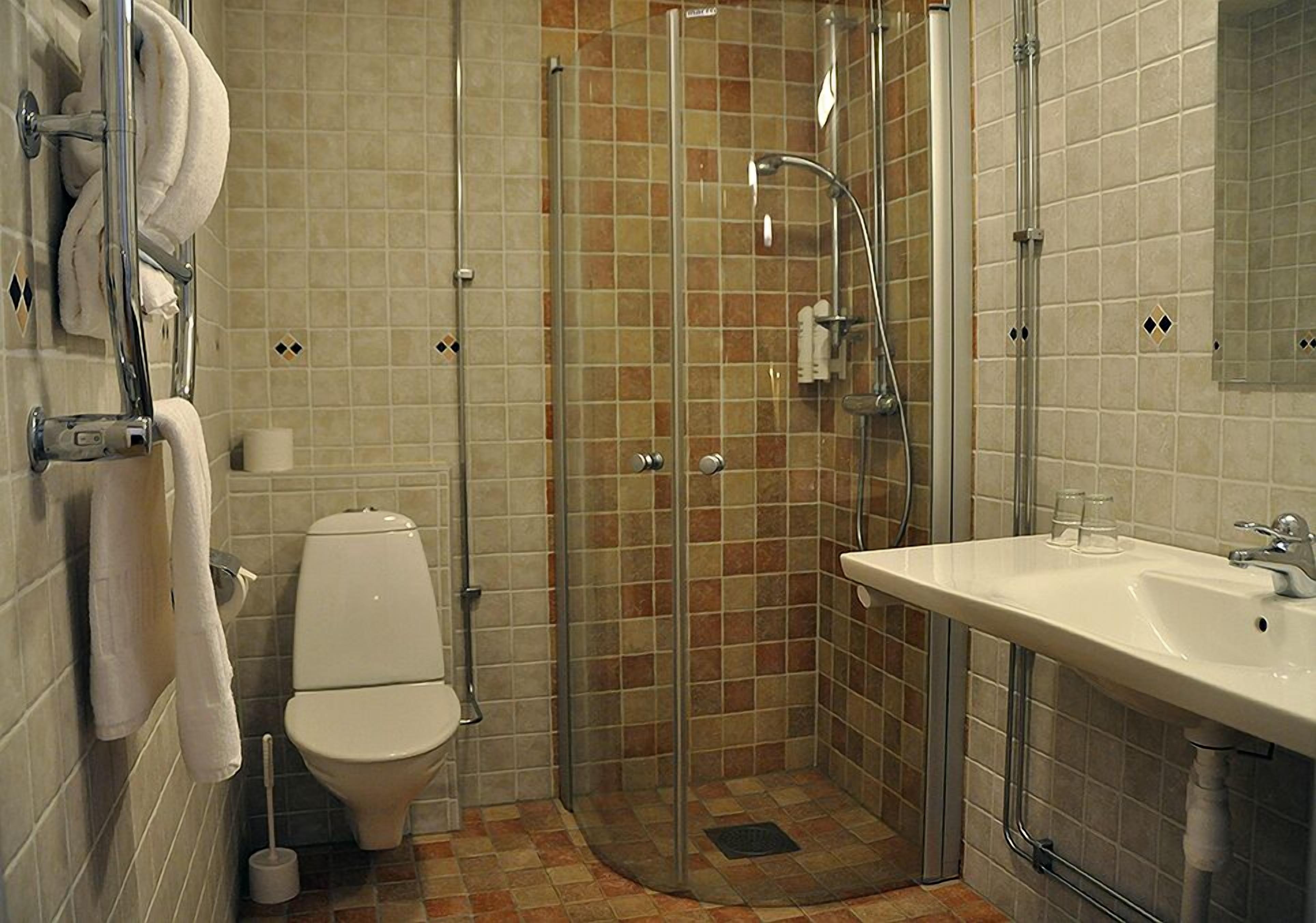 standard double room | bathroom | free toiletries, hair dryer, towels