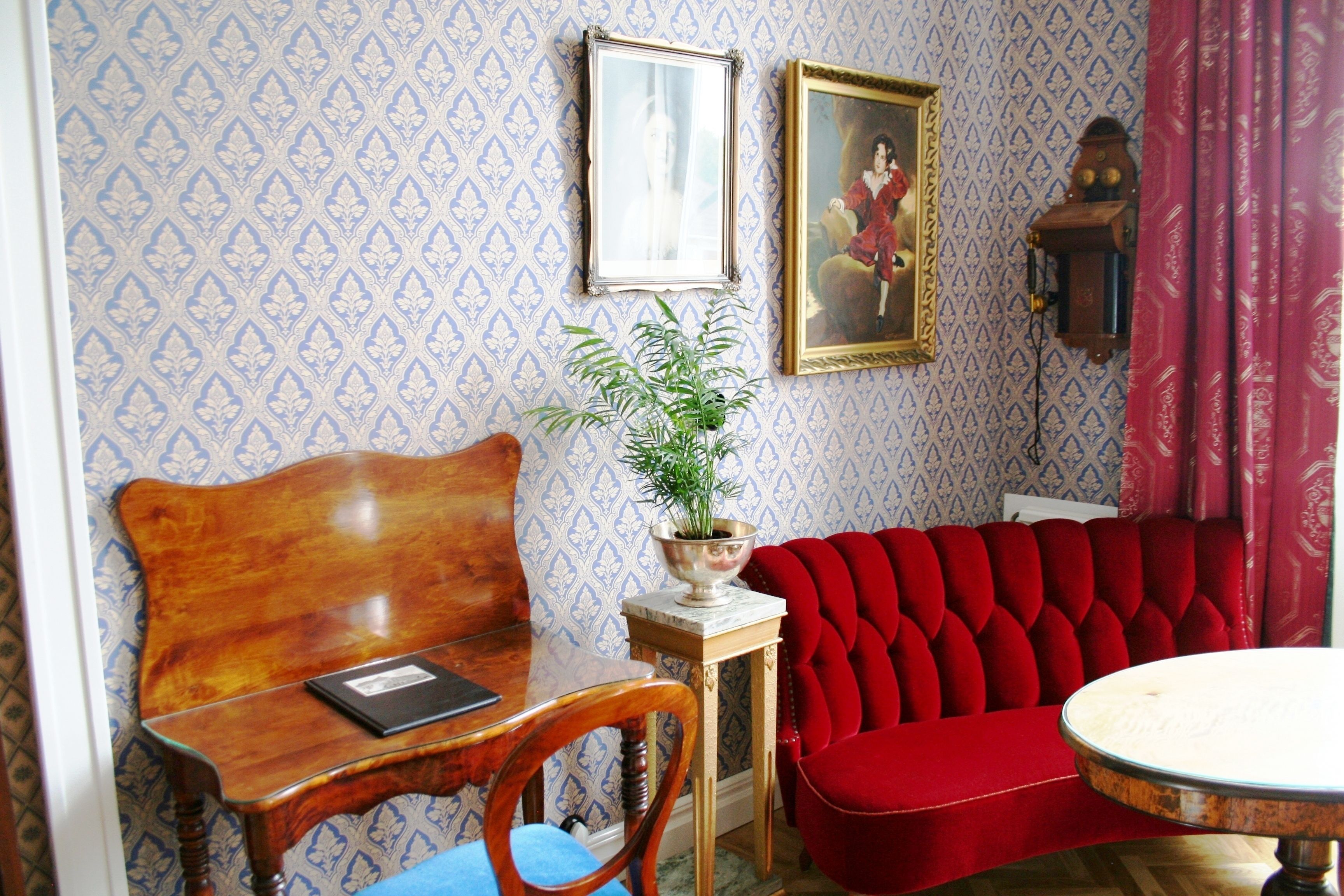 standard double room | living area | 32-inch flat-screen tv with cable channels, tv