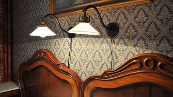Een kamer met een houten bed en twee wandlampen.