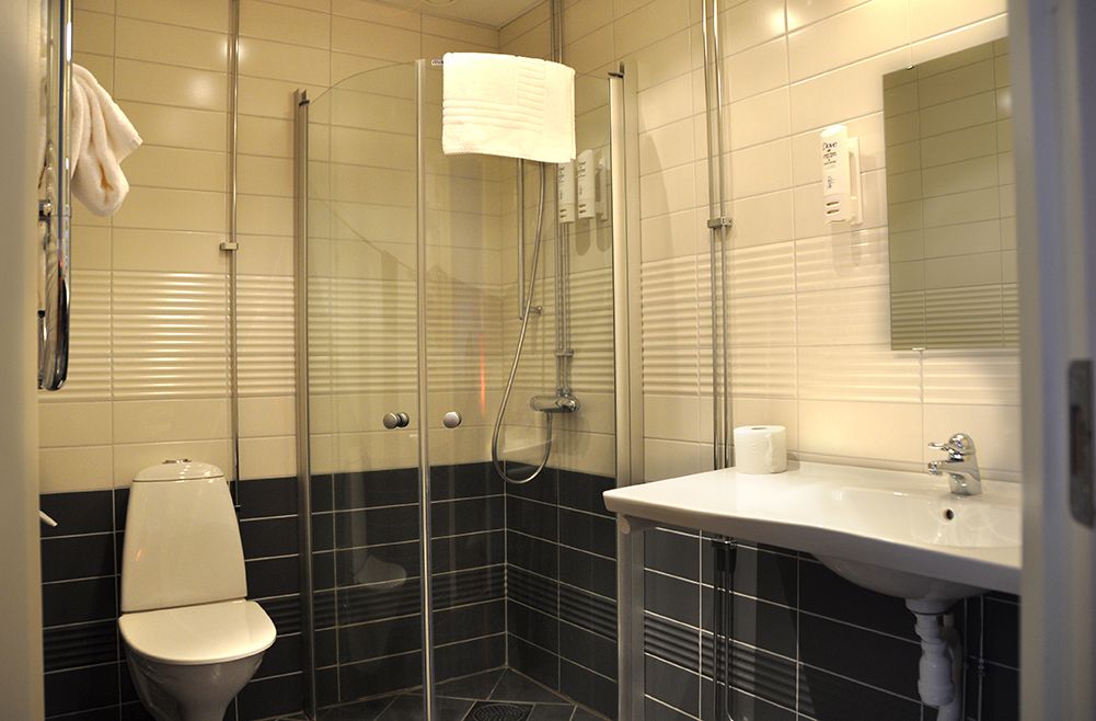 standard double room | bathroom | free toiletries, hair dryer, towels