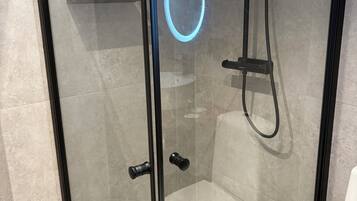 Chambre Standard double | Salle de bain | Articles de toilette (gratuits), séchoir à cheveux, serviettes fournies