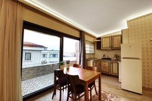 Firemannsrom – familie, terrasse, sjøutsikt (Annex Building) | Eget kjøkken | Kaffetrakter/tekoker, vannkoker og høy barnestol