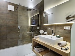 Articles de toilette gratuits, sèche-cheveux, bidet, serviettes fournies
