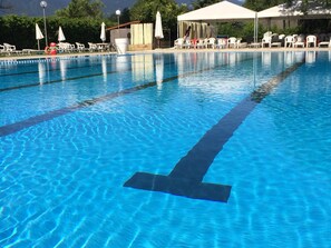 Piscina externa, guarda-sóis, espreguiçadeiras