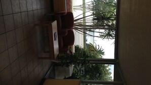Lobby sitting area - Lakeview Motel (Lakeland)