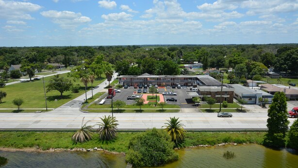 Property grounds - Lakeview Motel (Lakeland)