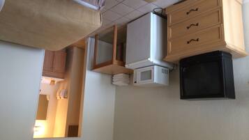 Premium bedding, desk, free WiFi