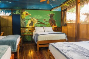 Habitación doble | Caja fuerte, escritorio, ropa de cama