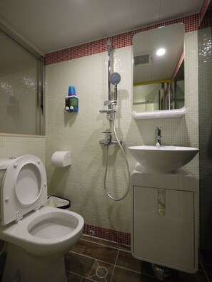 Deluxe Room | Bathroom | Shower, free toiletries, hair dryer, towels - Panda's Hostel - Hot Dog Bus (Kowloon)