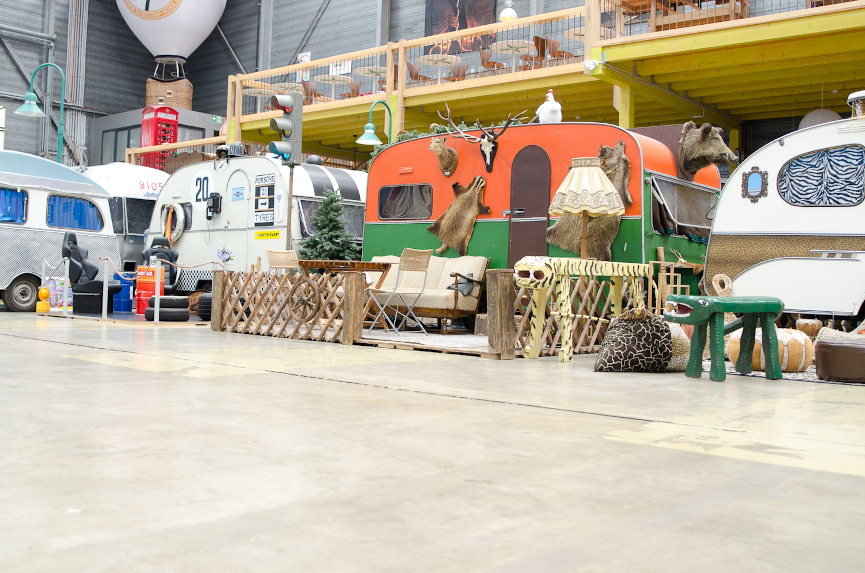 Un parque para caravanas con varias caravanas estacionadas en un espacio abierto.