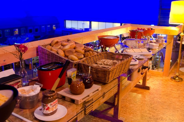 Tägliches inbegriffenes kontinentales Frühstück