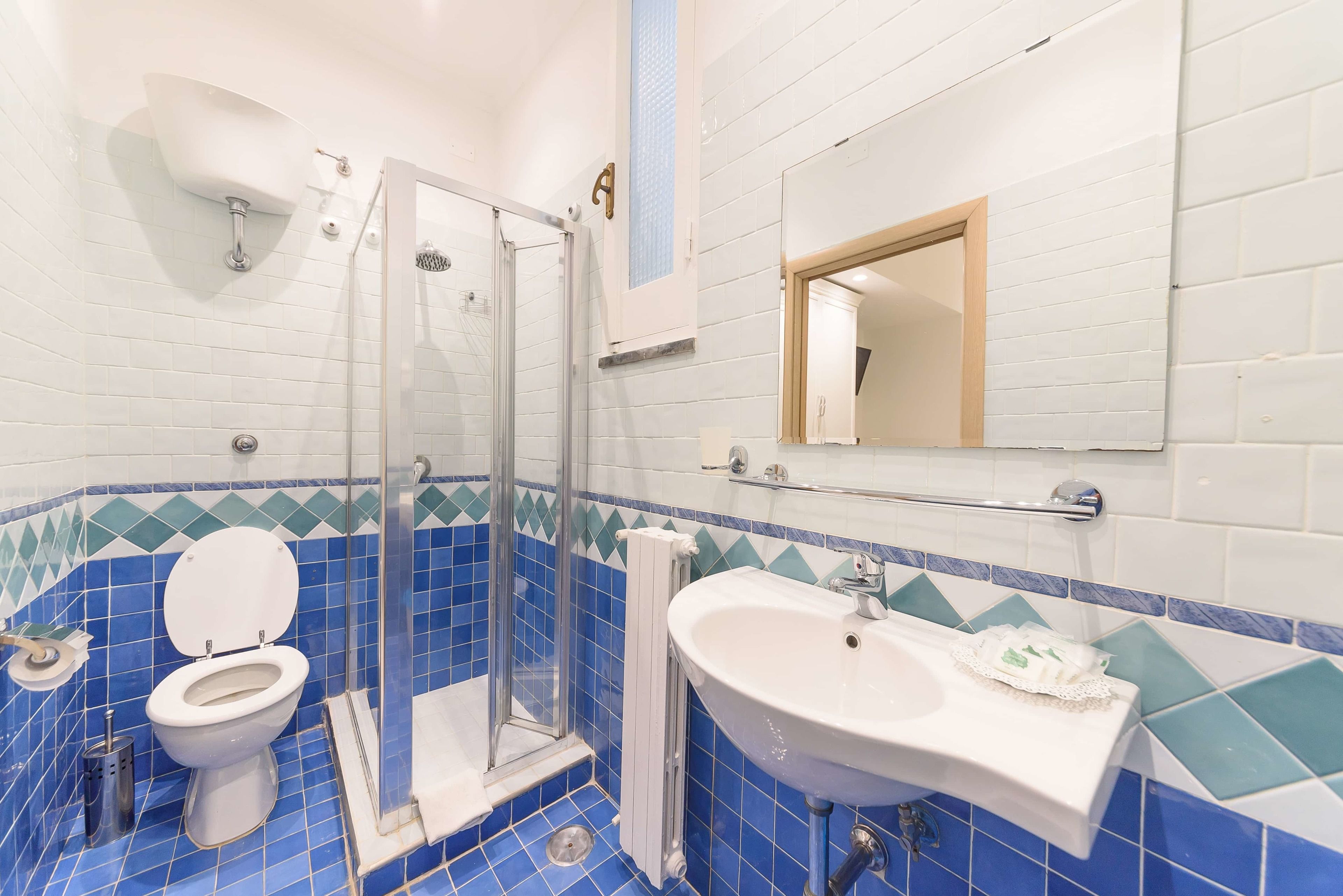 Economy Double Room | Bathroom | Shower, free toiletries, hair dryer, bidet
